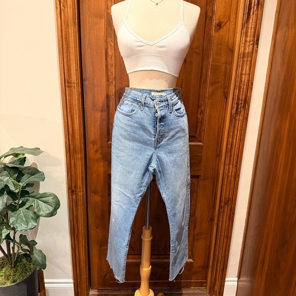 Levi's Denim - 💋Levi's Wedgie Light Blue Straight Leg frayed hem Women's Jeans size 29